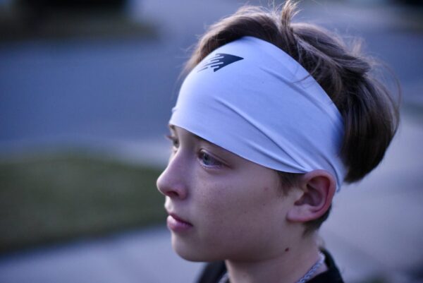 Speedy performance sports headband in white with black icon